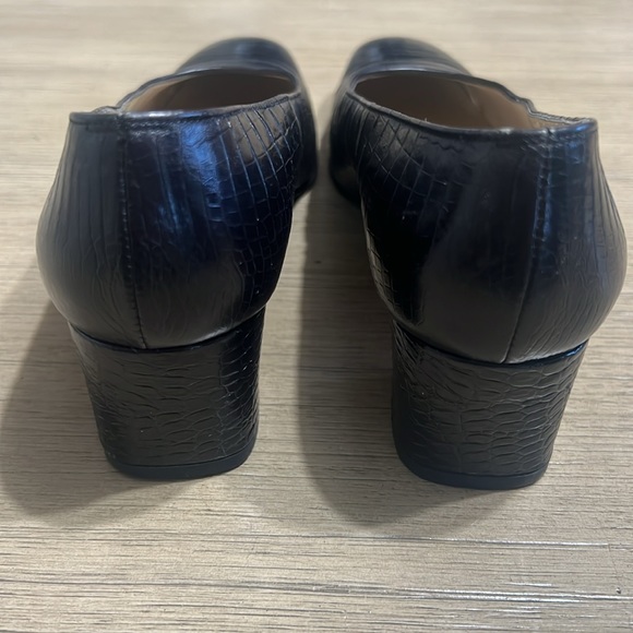 Salvatore Ferragamo Black Croc Print Classic Office Pumps 5.5B. Bottoms worn - Picture 4 of 10